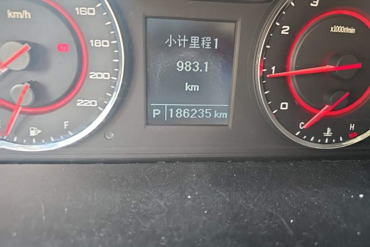 Used SAIC MAXUS G10 2014 2.0T Automatic Elite Edition Odometer Close Up
