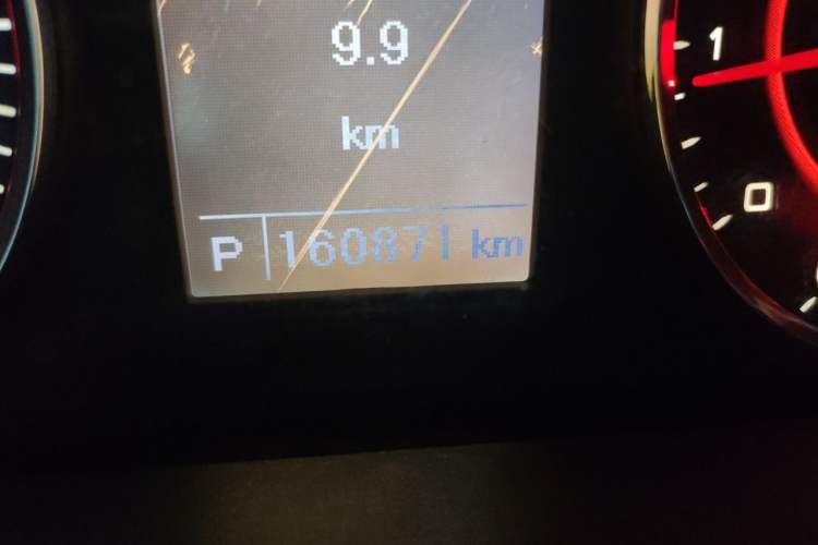 Used SAIC MAXUS G10 2014 2.0T Automatic Luxury Executive Edition Odometer Close Up