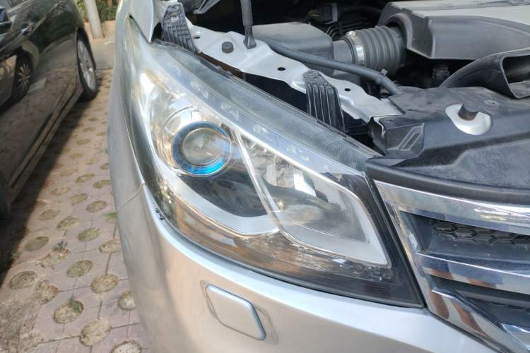 Used SAIC MAXUS G10 2014 2.0T Automatic Luxury Executive Edition Right Front Headlight