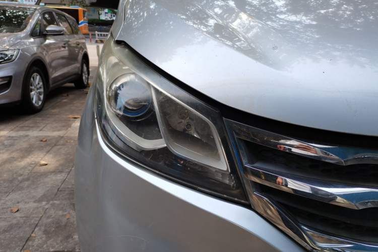 Used SAIC MAXUS G10 2014 2.0T Automatic Elite Edition Right Front Headlight