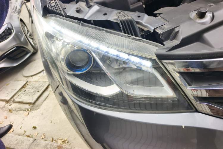 Used SAIC MAXUS G10 2014 2.0T Automatic Elite Edition Right Front Headlight