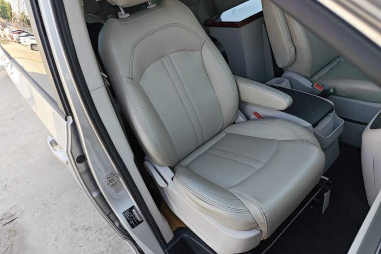 Used SAIC MAXUS G10 2014 2.0T Automatic Elite Edition Right Front Seat
