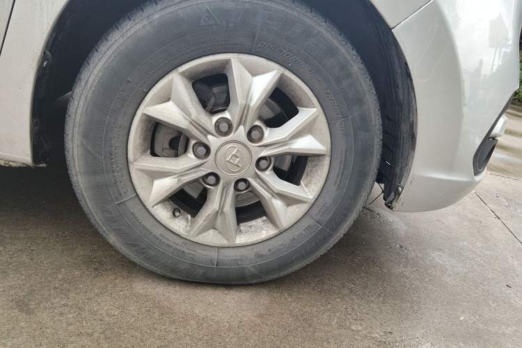 Used SAIC MAXUS G10 2014 2.0T Automatic Elite Edition Right Front Wheel Hub