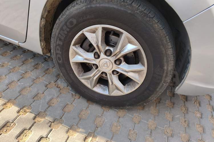 Used SAIC MAXUS G10 2014 2.0T Automatic Elite Edition Right Front Wheel Hub