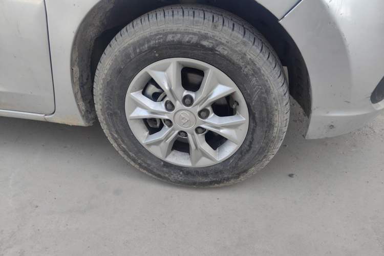 Used SAIC MAXUS G10 2014 2.0T Automatic Elite Edition Right Front Wheel Hub