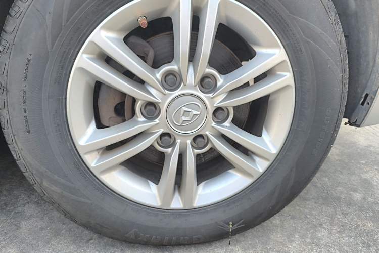 Used SAIC MAXUS G10 2014 2.0T Automatic Elite Edition Right Front Wheel Hub