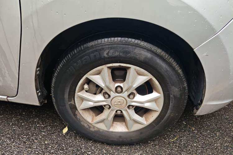 Used SAIC MAXUS G10 2014 2.0T Automatic Elite Edition Right Front Wheel Hub