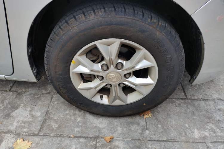 Used SAIC MAXUS G10 2014 2.0T Automatic Elite Edition Right Front Wheel Hub