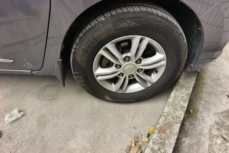 Used SAIC MAXUS G10 2014 2.0T Automatic Elite Edition Right Front Wheel Hub