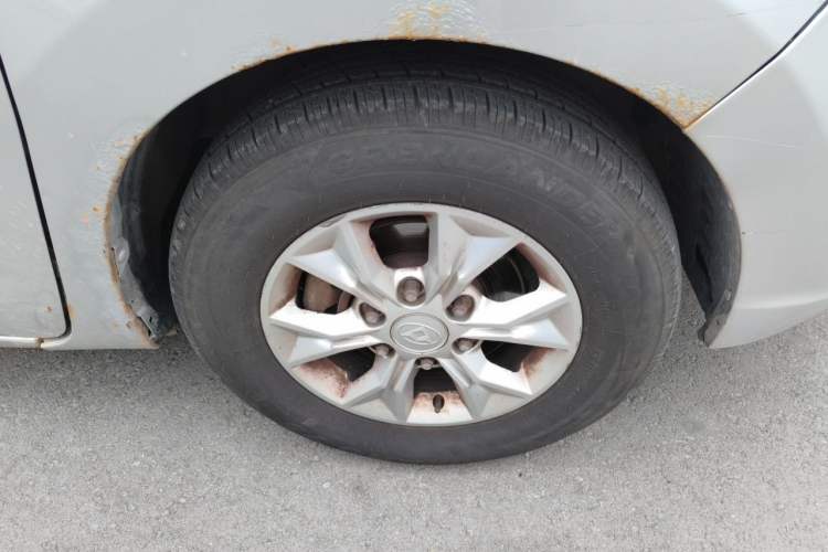 Used SAIC MAXUS G10 2014 2.0T Automatic Elite Edition Right Front Wheel Hub