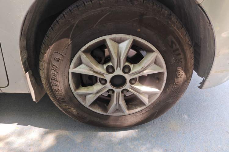 Used SAIC MAXUS G10 2014 2.0T Automatic Elite Edition Right Front Wheel Hub