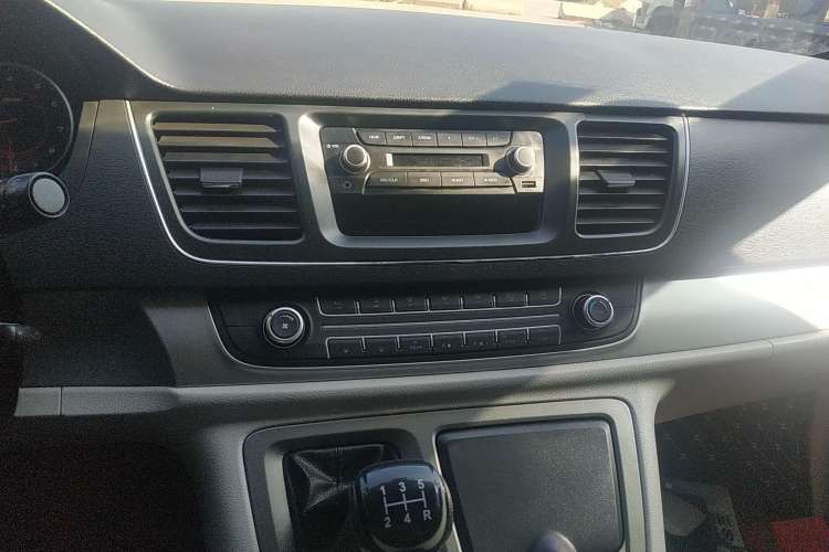 Used SAIC MAXUS G10 2014 2.4L Manual Elite Edition Audio And AC Panel