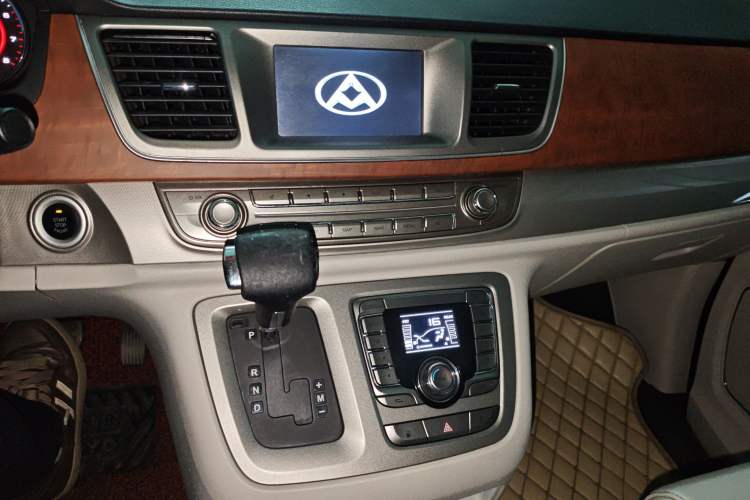Used SAIC MAXUS G10 2014 2.0T Automatic Luxury Executive Edition Audio And AC Panel