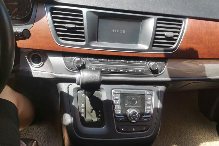 Used SAIC MAXUS G10 2014 2.0T Automatic Luxury Executive Edition Audio And AC Panel