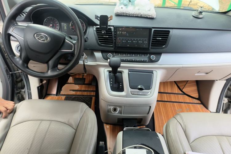 Used SAIC MAXUS G10 2014 2.0T Automatic Elite Edition Center Console