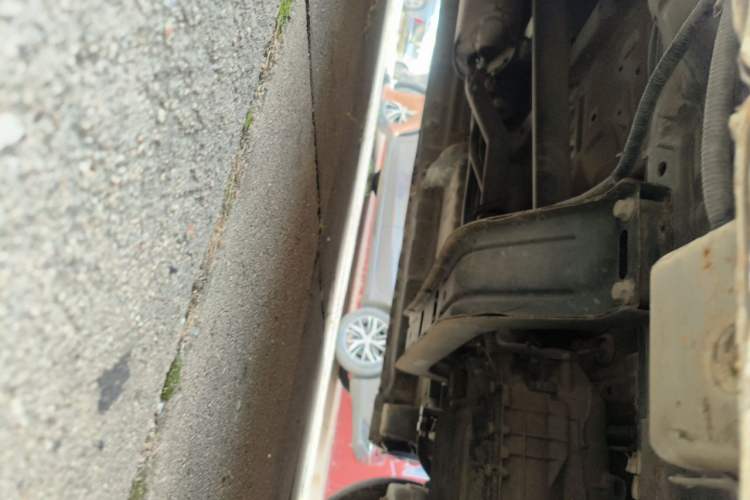 Used SAIC MAXUS G10 2014 2.0T Automatic Elite Edition Chassis Front Right