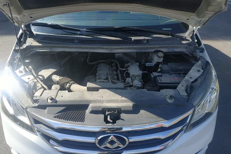 Used SAIC MAXUS G10 2014 2.4L Manual Elite Edition Engine Bay