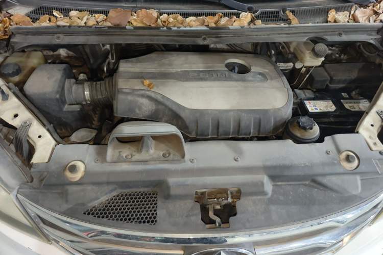 Used SAIC MAXUS G10 2014 2.0T Automatic Luxury Edition Engine Bay