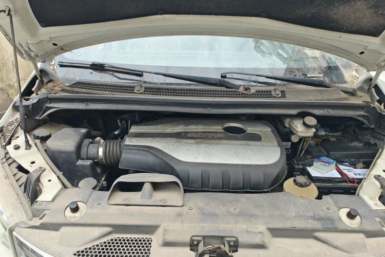 Used SAIC MAXUS G10 2014 2.0T Automatic Executive Edition Engine Bay