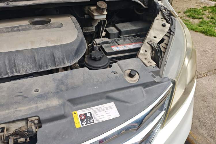Used SAIC MAXUS G10 2014 2.0T Manual Elite Edition Engine Bay Left