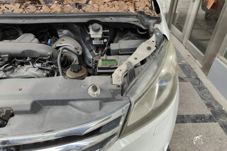 Used SAIC MAXUS G10 2014 2.0T Automatic Luxury Executive Edition Engine Bay Left