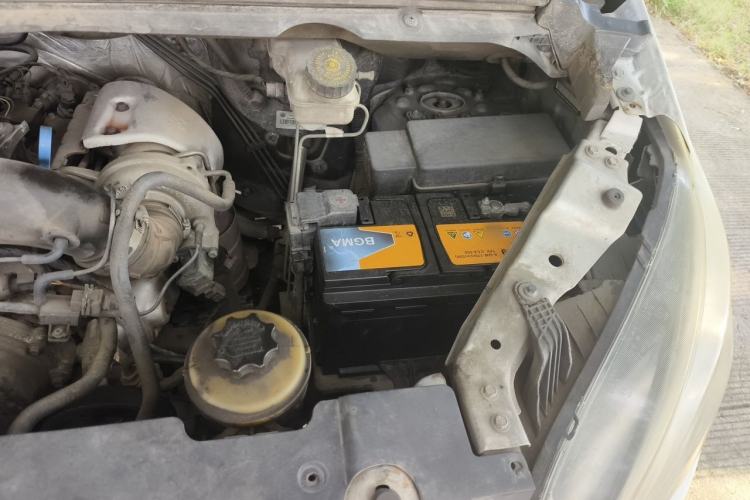 Used SAIC MAXUS G10 2014 2.0T Automatic Elite Edition Engine Bay Left