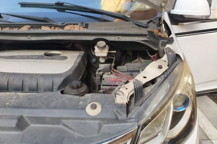 Used SAIC MAXUS G10 2014 2.0T Automatic Elite Edition Engine Bay Left