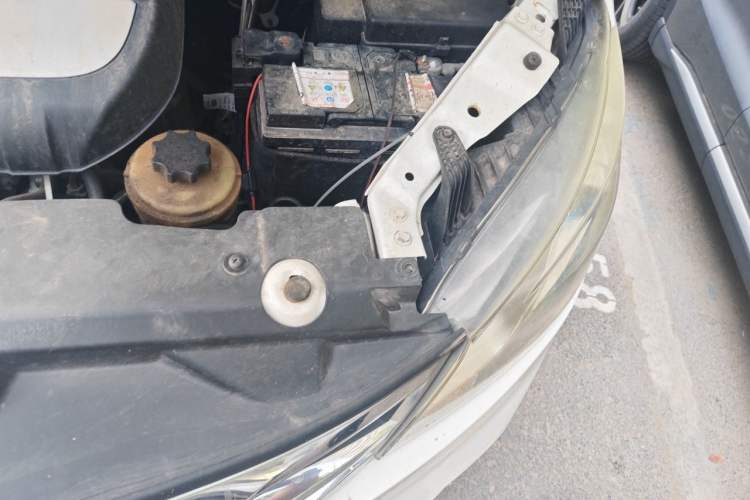 Used SAIC MAXUS G10 2014 2.0T Automatic Elite Edition Engine Bay Left