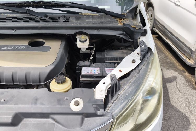 Used SAIC MAXUS G10 2014 2.0T Manual Elite Edition Engine Bay Left