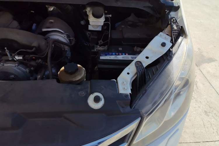 Used SAIC MAXUS G10 2014 2.0T Automatic Executive Edition Engine Bay Left