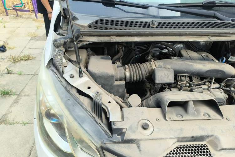 Used SAIC MAXUS G10 2014 2.0T Automatic Elite Edition Engine Bay Right
