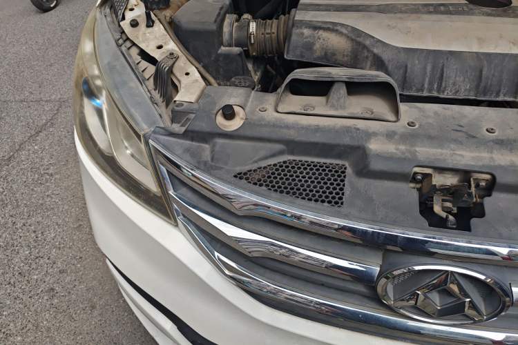 Used SAIC MAXUS G10 2014 2.0T Manual Elite Edition Engine Bay Right