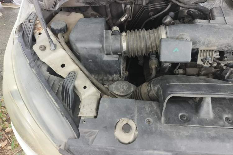 Used SAIC MAXUS G10 2014 2.0T Automatic Elite Edition Engine Bay Right
