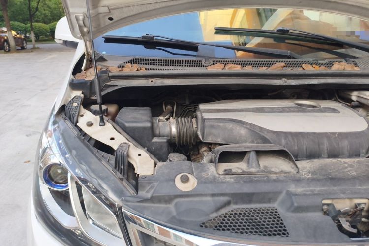 Used SAIC MAXUS G10 2014 2.0T Automatic Elite Edition Engine Bay Right