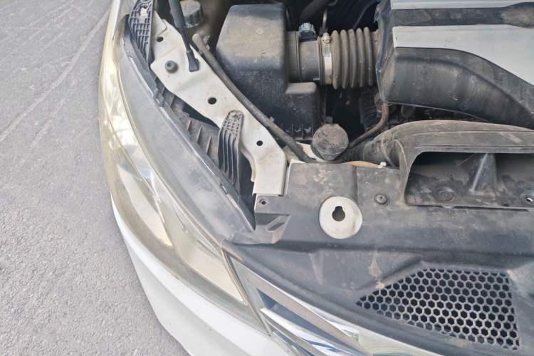 Used SAIC MAXUS G10 2014 2.0T Automatic Elite Edition Engine Bay Right