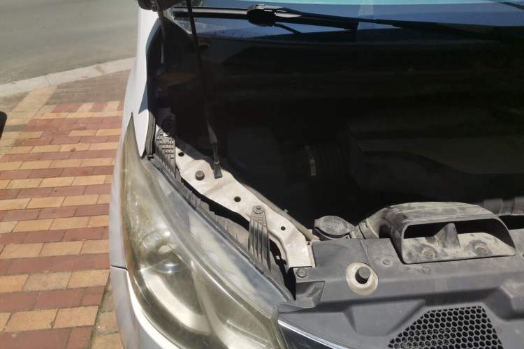 Used SAIC MAXUS G10 2014 2.0T Automatic Luxury Executive Edition Engine Bay Right