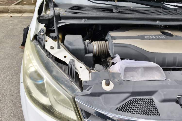Used SAIC MAXUS G10 2014 2.0T Manual Elite Edition Engine Bay Right