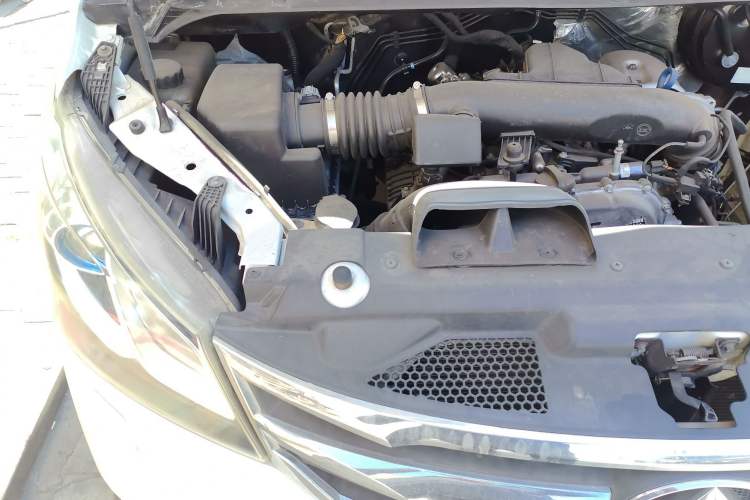 Used SAIC MAXUS G10 2014 2.0T Automatic Executive Edition Engine Bay Right