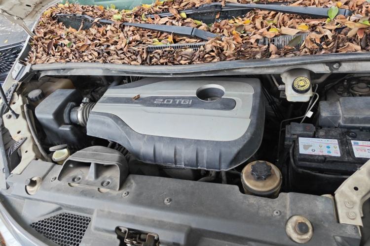 Used SAIC MAXUS G10 2014 2.0T Manual Elite Edition Engine Bay