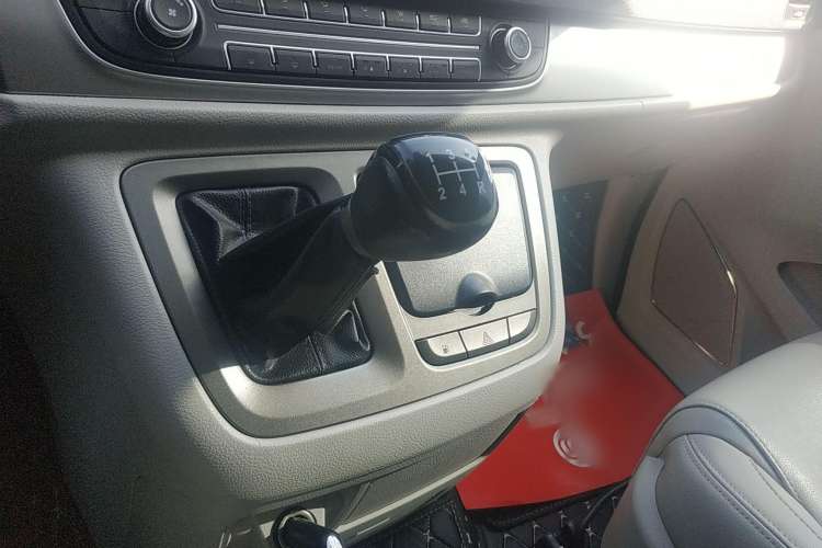 Used SAIC MAXUS G10 2014 2.4L Manual Elite Edition Gear Lever