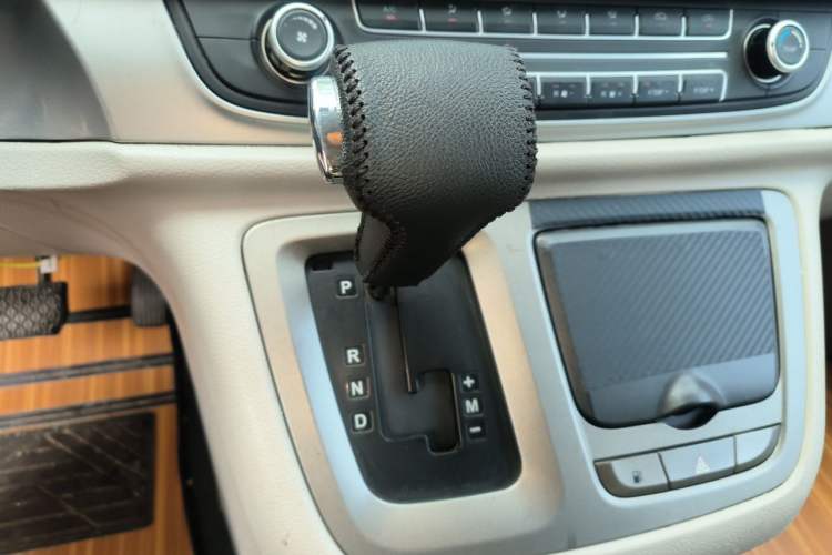Used SAIC MAXUS G10 2014 2.0T Automatic Elite Edition Gear Lever