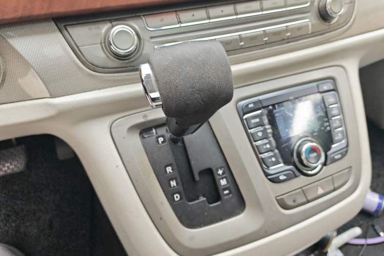 Used SAIC MAXUS G10 2014 2.0T Automatic Executive Edition Gear Lever