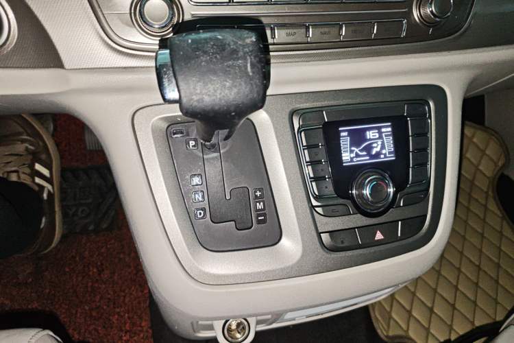 Used SAIC MAXUS G10 2014 2.0T Automatic Luxury Executive Edition Gear Lever