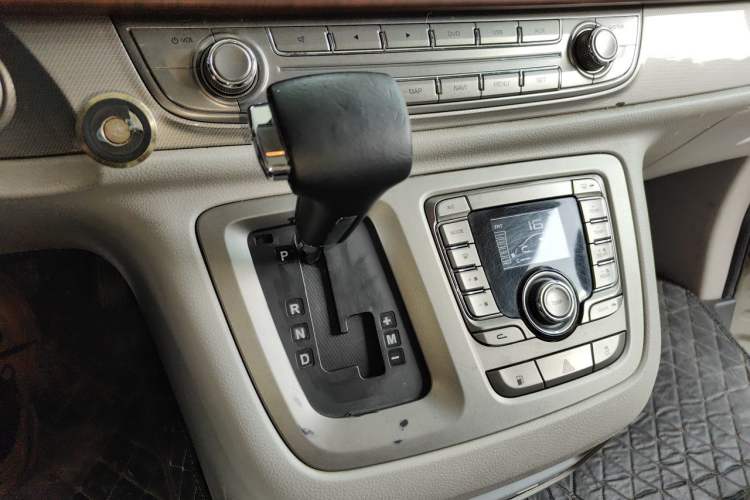 Used SAIC MAXUS G10 2014 2.0T Automatic Luxury Executive Edition Gear Lever
