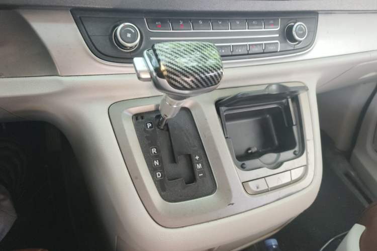 Used SAIC MAXUS G10 2014 2.0T Automatic Elite Edition Gear Lever