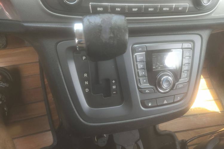 Used SAIC MAXUS G10 2014 2.0T Automatic Luxury Executive Edition Gear Lever