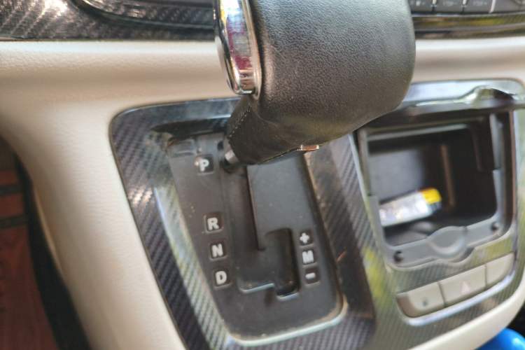Used SAIC MAXUS G10 2014 2.0T Automatic Elite Edition Gear Lever