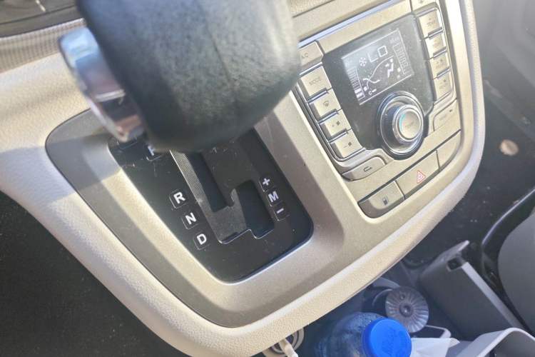 Used SAIC MAXUS G10 2014 2.0T Automatic Elite Edition Gear Lever