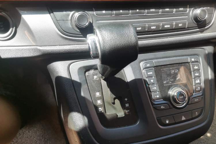 Used SAIC MAXUS G10 2014 2.0T Automatic Luxury Executive Edition Gear Lever