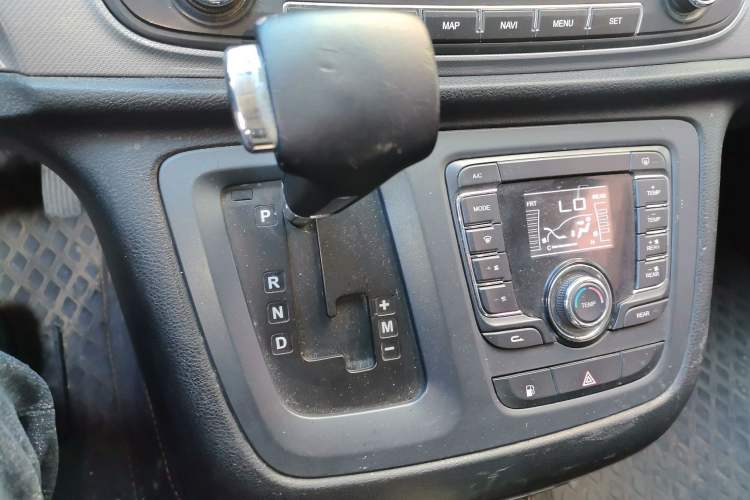 Used SAIC MAXUS G10 2014 2.0T Automatic Executive Edition Gear Lever